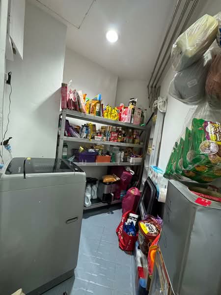 Pangsapuri untuk Dijual di Mewah View Luxurious Apartments - Lui Lui - Store Room - PropertyGuru.com.my