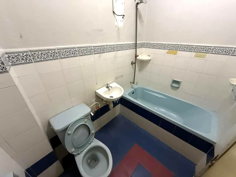 2-storey Terraced House for Rent in Taman Bukit Serdang (Seri Kembangan) - Kew . - Bathroom - PropertyGuru.com.my