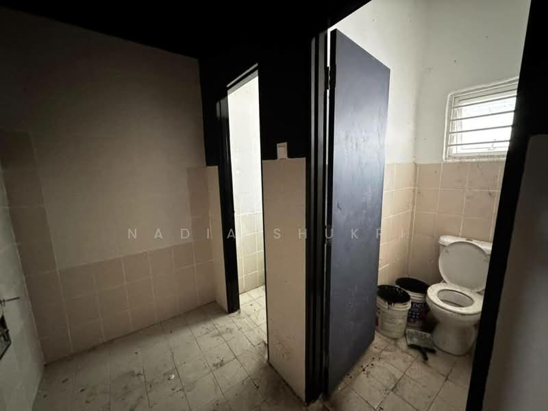 Kedai untuk Disewa di Seksyen 13 (Shah Alam) - Nadia Shukri - Bathroom - PropertyGuru.com.my