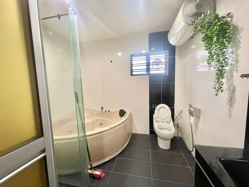 2-storey Terraced House for Sale in Taman Pelangi (Johor Bahru) - Calley Chin - Bathroom - PropertyGuru.com.my