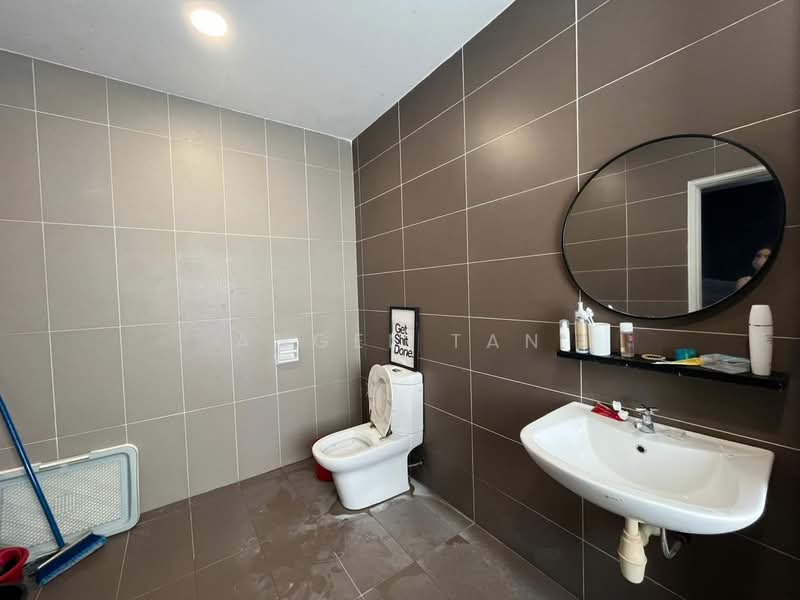Semi-Detached House for Sale in D'impian Tropika (Balakong) - Angel Tan - Bathroom - PropertyGuru.com.my