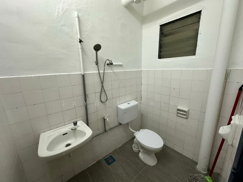Pangsapuri untuk Disewa di Nuri Court - Jayden Chik - Bathroom - PropertyGuru.com.my
