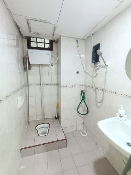 Pangsapuri untuk Dijual di Bandar Baru Uda - Calley Chin - Bathroom - PropertyGuru.com.my