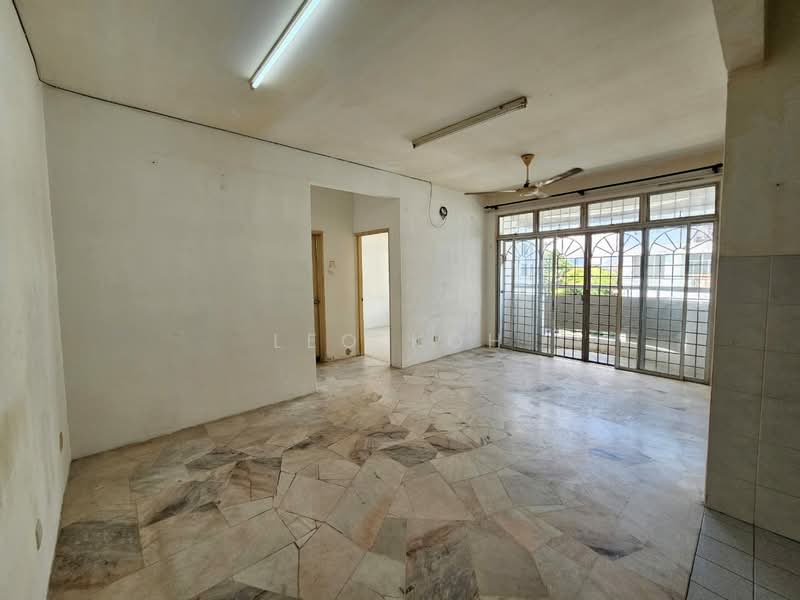 Pangsapuri untuk Dijual di Kiambang Apartment - Leo Koh - Living Room - PropertyGuru.com.my