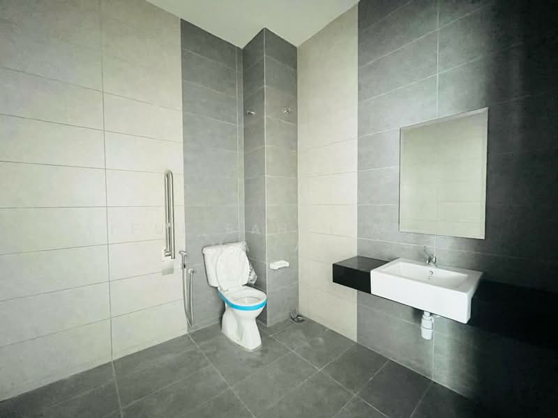 Semi-D Factory for Rent in Banting (Banting) - Saiful Bahri Abdul Manan - Bathroom - PropertyGuru.com.my