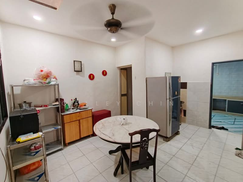 Rumah Teres 1 Tingkat untuk Dijual di Kulai Besar (Kulai) - Calley Chin - Kitchen - PropertyGuru.com.my