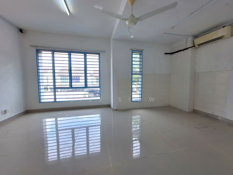 2-storey Terraced House for Sale in Bandar Putra Permai (Seri Kembangan) - Lily Siow - Room - PropertyGuru.com.my