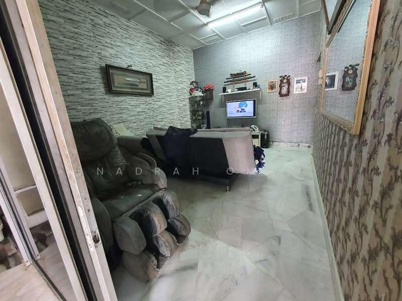 1-storey Terraced House for Sale in Kelana Jaya (Petaling Jaya) - Nadrah Omar - Living Room - PropertyGuru.com.my