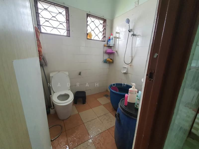 1-storey Terraced House for Sale in Kelana Jaya (Petaling Jaya) - Nadrah Omar - Bathroom - PropertyGuru.com.my