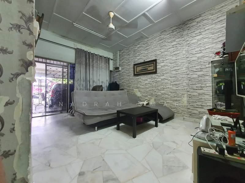 1-storey Terraced House for Sale in Kelana Jaya (Petaling Jaya) - Nadrah Omar - Living Room - PropertyGuru.com.my