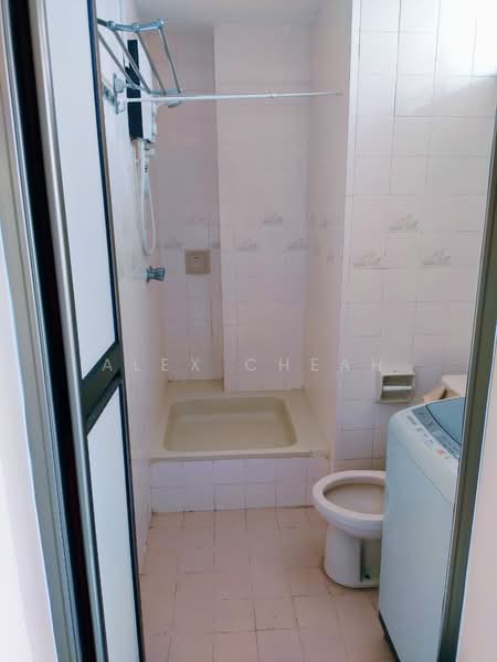Kondominium untuk Dijual di Leisure Bay Condominium - Alex Cheah - Bathroom - PropertyGuru.com.my