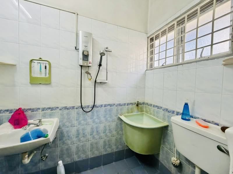 Rumah Teres 2 Tingkat untuk Dijual di Bayan Lepas (Penang) - KV LOO - Bathroom - PropertyGuru.com.my