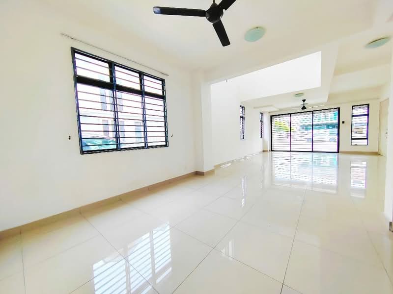 Rumah Teres 2 Tingkat untuk Dijual di Lakeside Residences (Puchong) - John Khaw - Living Room - PropertyGuru.com.my
