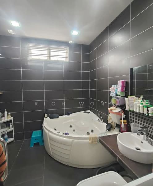 Rumah Teres 3 Tingkat untuk Dijual di Bandar Seri Alam (Masai) - Rich Wong - Bathroom - PropertyGuru.com.my