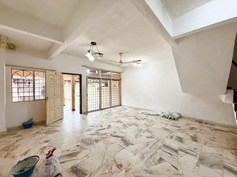 2-storey Terraced House for Sale in Bandar Rinching Seksyen 2 (Semenyih) - Azli Ibrahim - Living Room - PropertyGuru.com.my