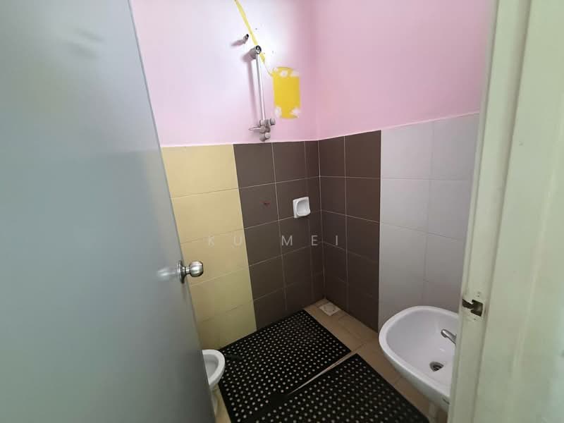 Rumah Teres 2 Tingkat untuk Dijual di Taman Setia Indah (Tebrau) - Ku Mei - Bathroom - PropertyGuru.com.my