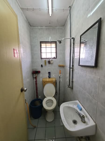 Office for Sale in Shah Alam (Selangor) - Syukor Hartanah - Bathroom - PropertyGuru.com.my