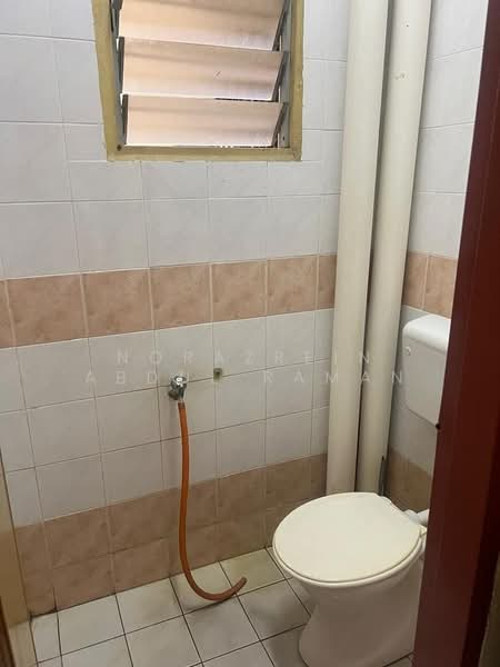 Rumah Flat untuk Disewa di Flat PKNS Section 7 - Norazrein Abdul Raman - Bathroom - PropertyGuru.com.my