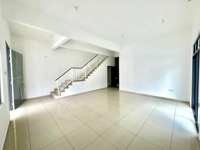 Rumah Kluster untuk Dijual di Taman Lagenda Putra (Kulai) - Iden Tan - Living Room - PropertyGuru.com.my