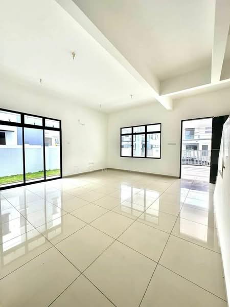 Rumah Kluster untuk Dijual di Taman Lagenda Putra (Kulai) - Iden Tan - Living Room - PropertyGuru.com.my
