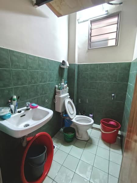 Pangsapuri untuk Dijual di Pangsapuri Seri Baiduri - Ku Mei - Bathroom - PropertyGuru.com.my