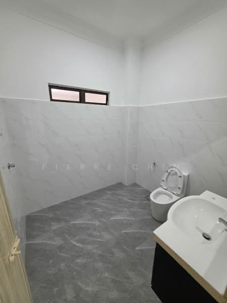 Rumah Teres 2 Tingkat untuk Dijual di Taman Bukit Mewah (Tampoi) - Pierre Chin - Bathroom - PropertyGuru.com.my