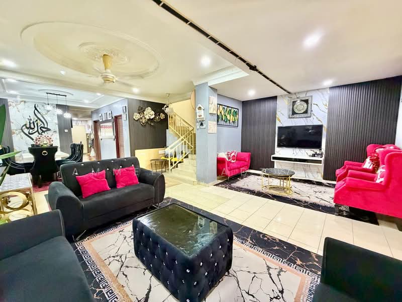 2-storey Terraced House for Sale in Taman Dato Demang (Seri Kembangan) - Ammeer Nadzrai - Living Room - PropertyGuru.com.my