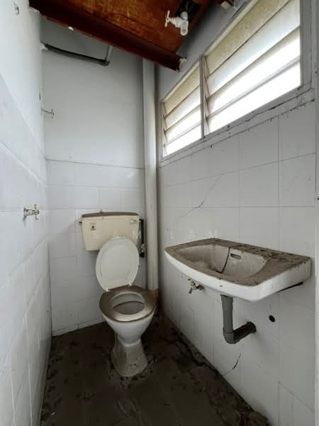Rumah Flat untuk Dijual di Panorama Lapangan Perdana - Sam Lam - Bathroom - PropertyGuru.com.my