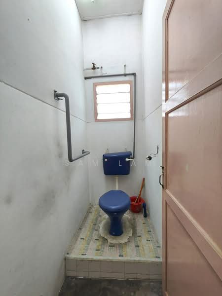 1-storey Terraced House for Sale in Taman Heawood (Sungai Siput) - Sam Lam - Bathroom - PropertyGuru.com.my