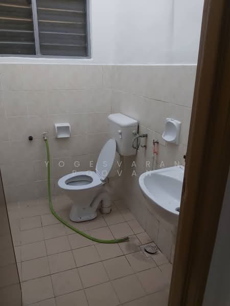 Pangsapuri untuk Disewa di Tropika Apartment - Yogesvaran Poovan - Bathroom - PropertyGuru.com.my