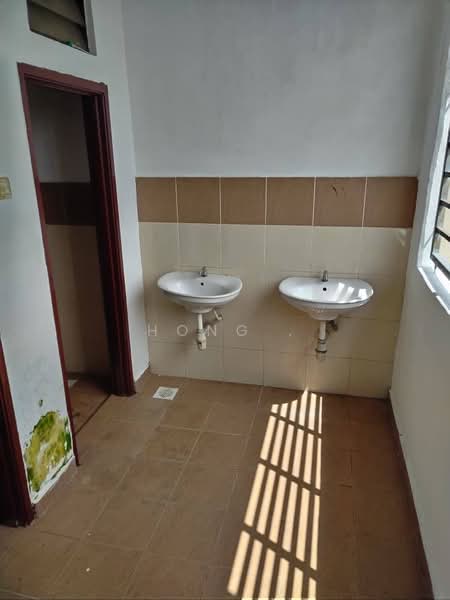 Kedai untuk Disewa di Taman Desa Cemerlang (Ulu Tiram) - Hong . - Bathroom - PropertyGuru.com.my