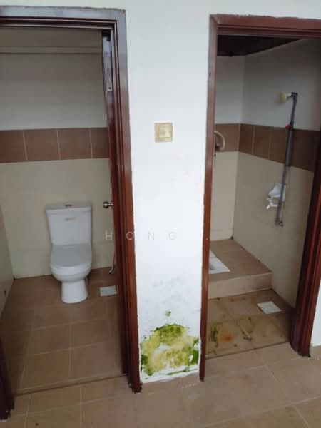 Kedai untuk Disewa di Taman Desa Cemerlang (Ulu Tiram) - Hong . - Bathroom - PropertyGuru.com.my