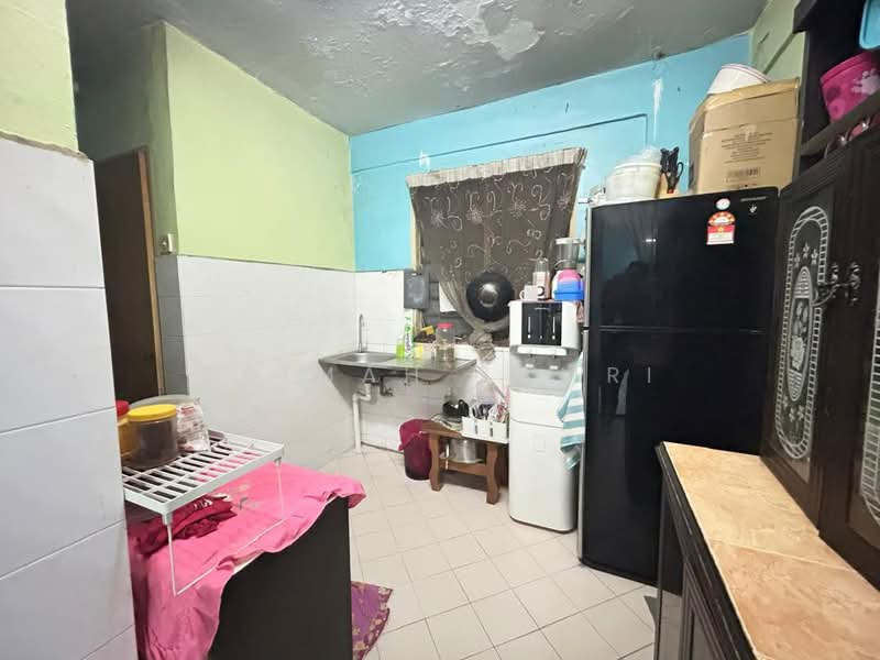 Flat for Sale at Flat PKNS Section 7 - Zaimah Zamri - Kitchen - PropertyGuru.com.my