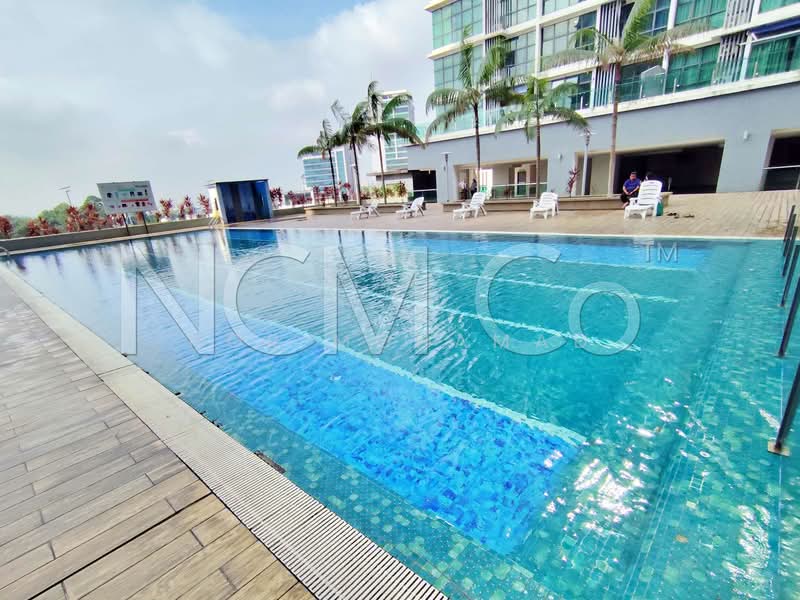 Servis Apartment untuk Dijual di Vista Alam Serviced Apartment - Nor Mohamad - Pool - PropertyGuru.com.my