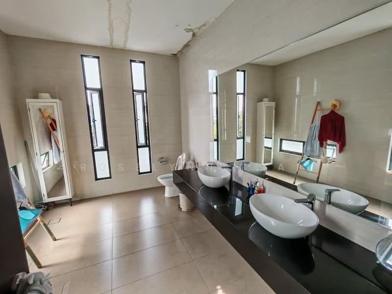 Bungalow House for Sale in Senibong Cove (Masai) - Roselynn Chai - Bathroom - PropertyGuru.com.my