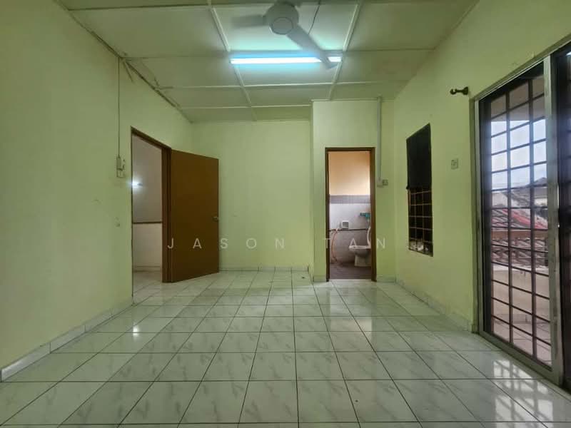 2-storey Terraced House for Sale in Taman Wawasan (Puchong) - Jason Tan - Living Room - PropertyGuru.com.my