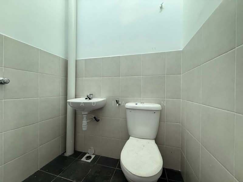 Rumah Teres 2 Tingkat untuk Disewa di Rawang (Selangor) - Lau Ia Ein - Bathroom - PropertyGuru.com.my