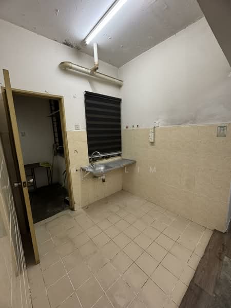 Rumah Flat untuk Dijual di Flat PKNS Section 7 - Max Lim - Kitchen - PropertyGuru.com.my