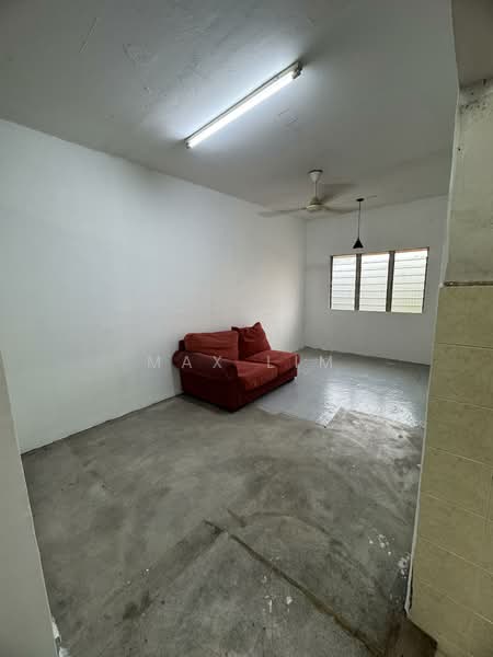 Rumah Flat untuk Dijual di Flat PKNS Section 7 - Max Lim - Living Room - PropertyGuru.com.my