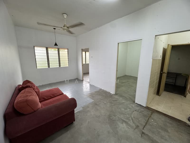 Rumah Flat untuk Dijual di Flat PKNS Section 7 - Max Lim - Living Room - PropertyGuru.com.my