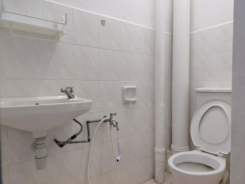 Apartment for Sale at Nipah Emas - Boon Siew - Bathroom - PropertyGuru.com.my