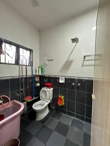 Rumah Berkembar untuk Dijual di Kipark Sri Utara (Batu) - Cammie Loh - Bathroom - PropertyGuru.com.my