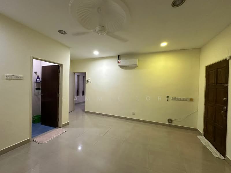 Rumah Berkembar untuk Dijual di Kipark Sri Utara (Batu) - Cammie Loh - Living Room - PropertyGuru.com.my