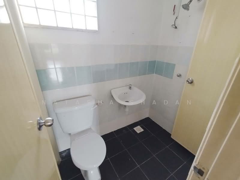2-storey Terraced House for Sale in Sungai Buloh (Selangor) - Natasha Shadan - Bathroom - PropertyGuru.com.my