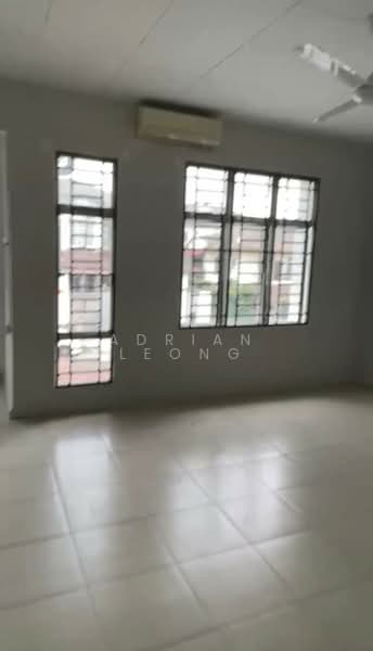 Rumah Berkembar untuk Dijual di Seri Kembangan (Selangor) - Adrian Leong - Living Room - PropertyGuru.com.my