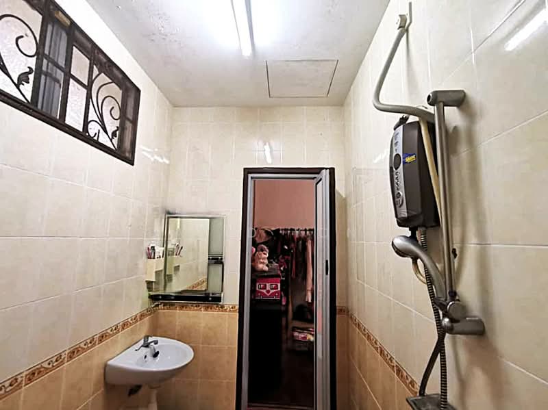 Terraced House for Sale in Bukit Rahman Putra (Sungai Buloh) - David Yong - fitted and functional bathroom - PropertyGuru.com.my