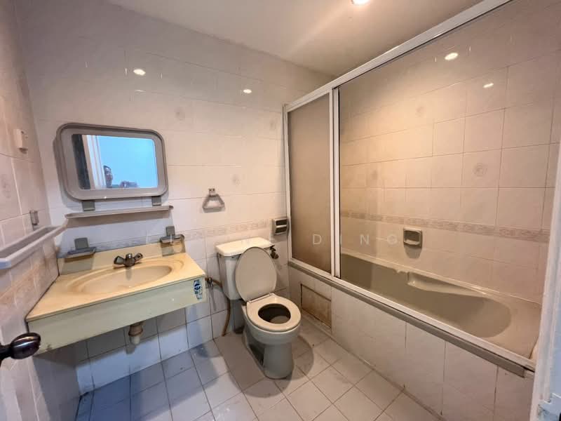 Townhouse for Rent in Country Heights (Kajang) - Elaine Ding - Bathroom - PropertyGuru.com.my