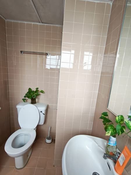 Pangsapuri untuk Dijual di Bayu Emas Apartments - Correen Lee - Bathroom - PropertyGuru.com.my