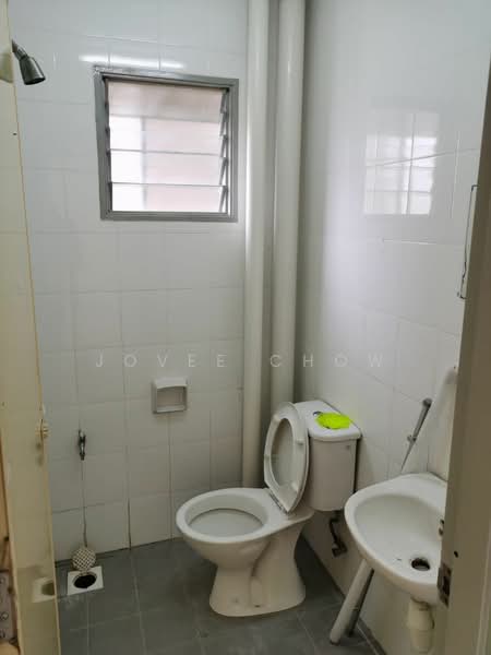 Apartment for Rent at Pangsapuri Akasia (Bandar Botanic) - Jovee Chow - Bathroom - PropertyGuru.com.my