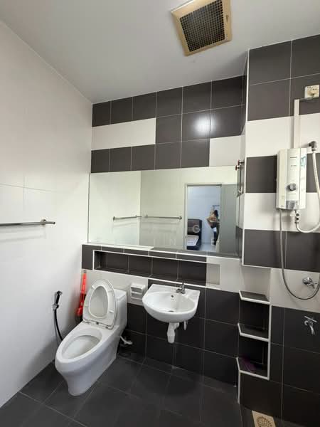 Rumah Teres 2 Tingkat untuk Dijual di Taman Setia Indah (Tebrau) - Phang Elainne - Bathroom - PropertyGuru.com.my
